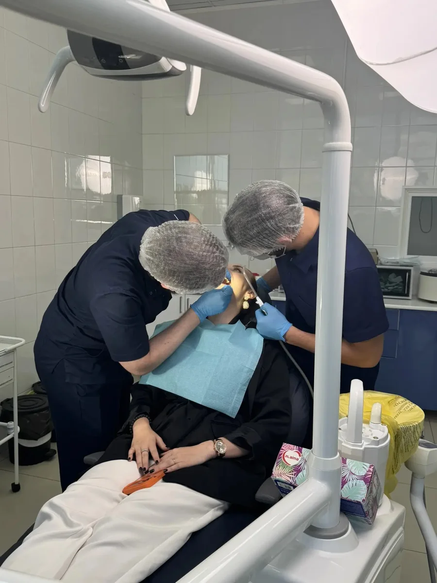 Стоматолог проводит лечение в клинике